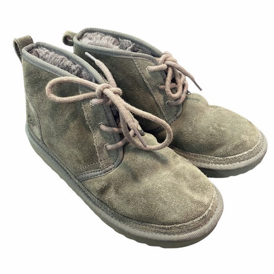 Ugg boots youth/adult size 5