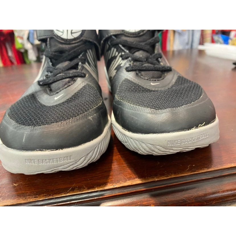 Nike basketball shoes 2.5 youth D9
