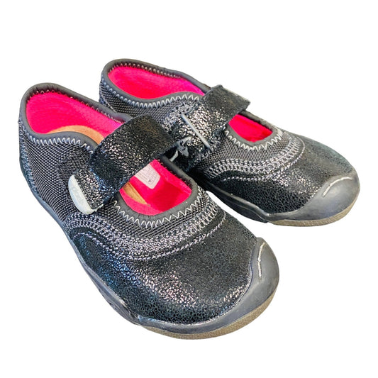 Size 8.5 black Plae Shoes